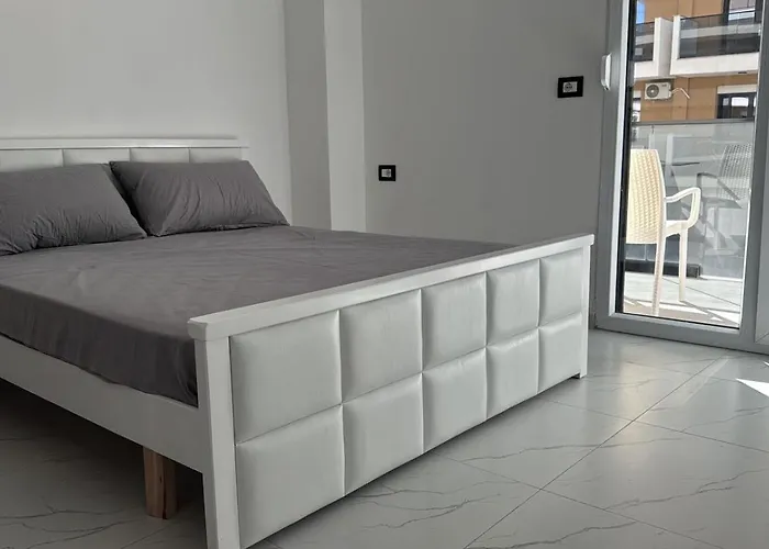 Laguna Lakeview Apartment *